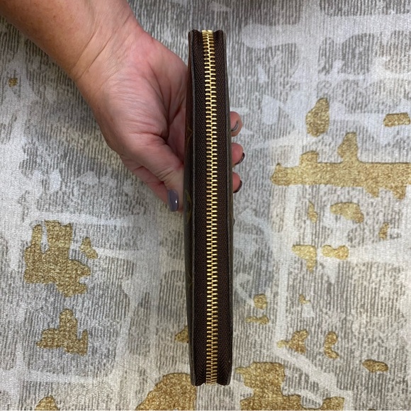 Louis Vuitton Clemence monogram wallet with fuschia interior. - Picture 3 of 8